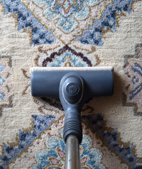 a picture of a carpet
        cleaning machine from top down as it cleans a carpet
